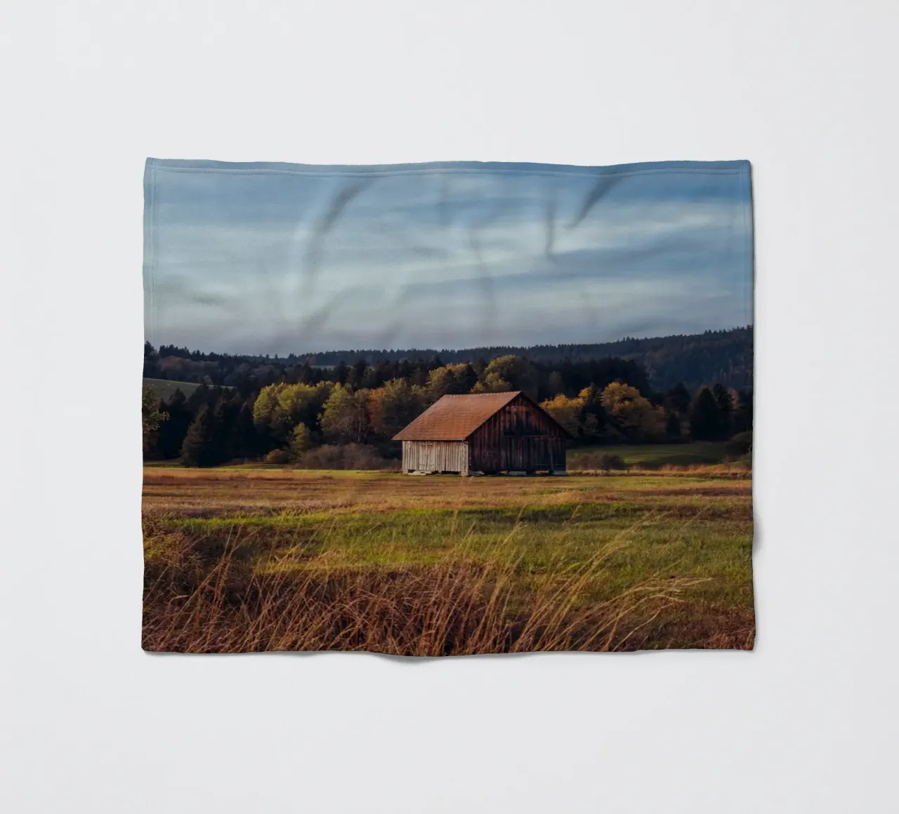 Fienile d'autunno in Svizzera coperta in pile da mbgraphx2