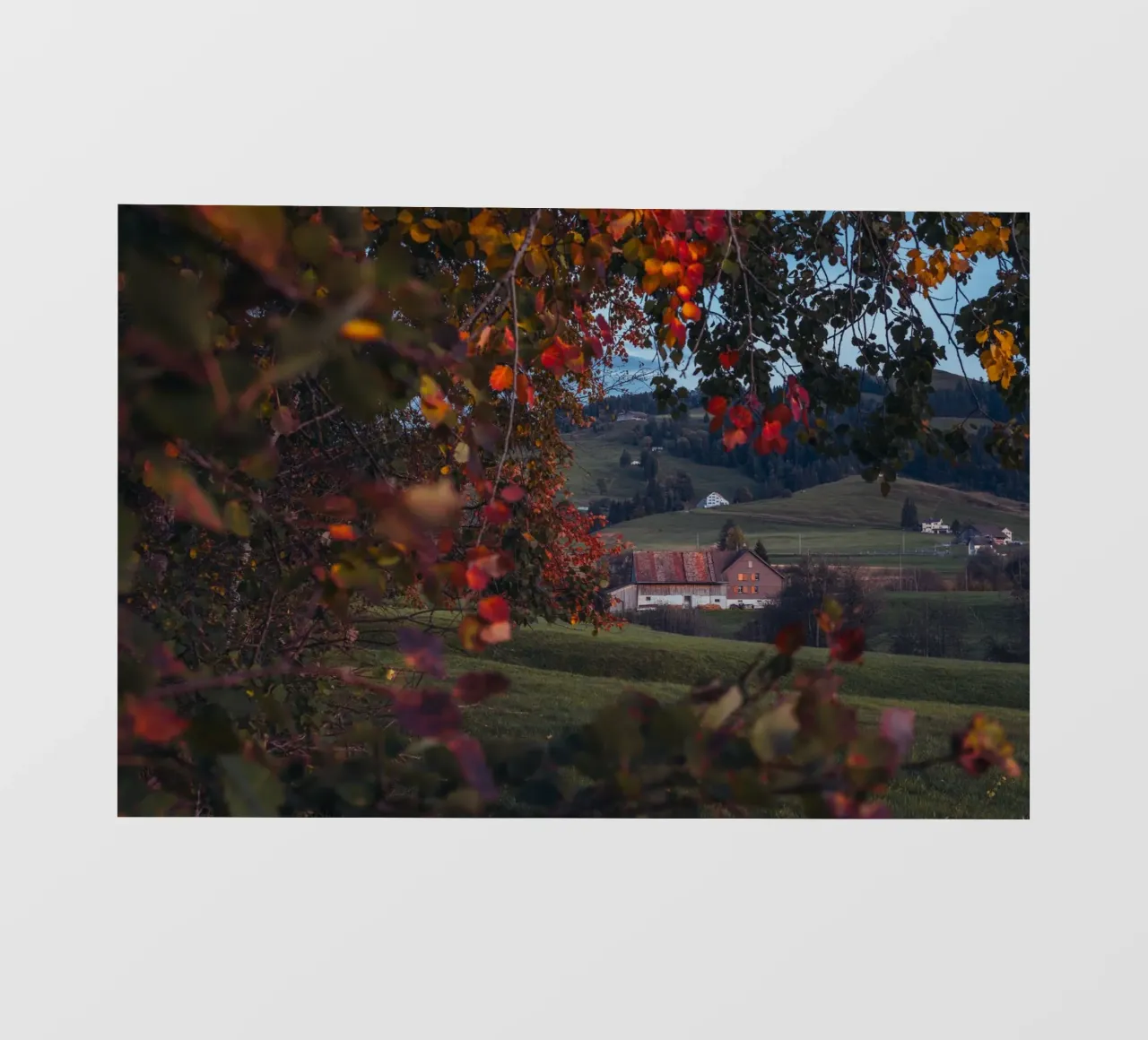 Herbstscheune in der Schweiz Backlit Folie von mbgraphx2