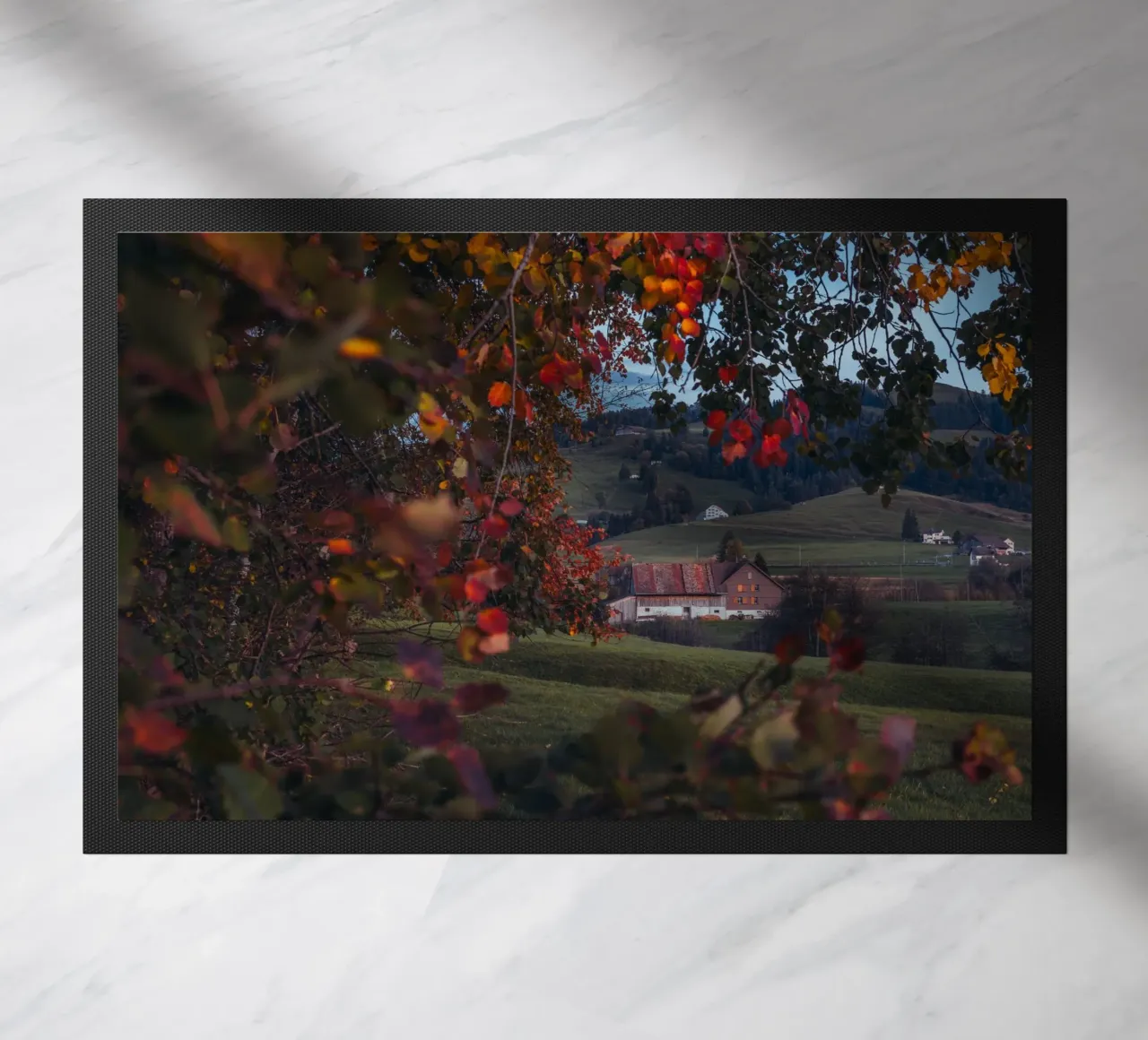 Herbstscheune in der Schweiz Fußmatte von mbgraphx2