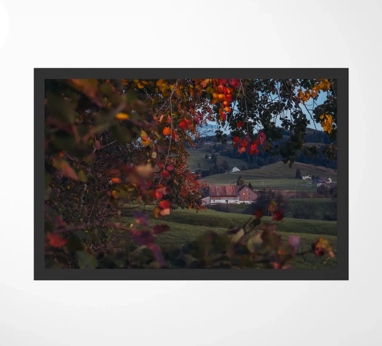 Herbstscheune in der Schweiz Fußmatte von mbgraphx2