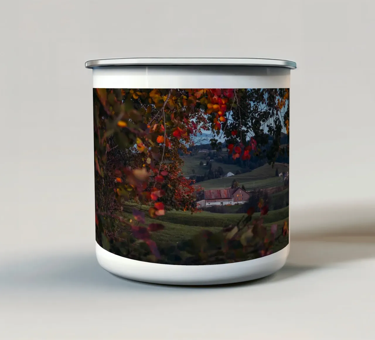 Herbstscheune in der Schweiz Emaille Tasse von mbgraphx2