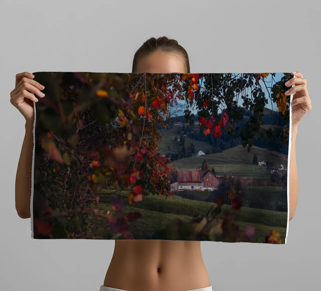 Fienile d'autunno in Svizzera asciugamano da bagno da mbgraphx2