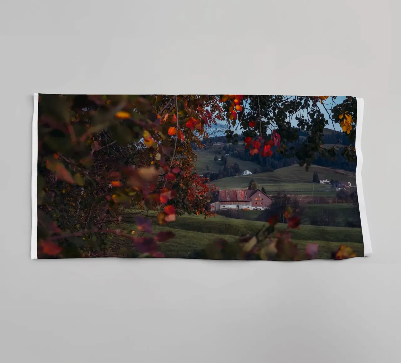 Herbstscheune in der Schweiz Handtuch von mbgraphx2