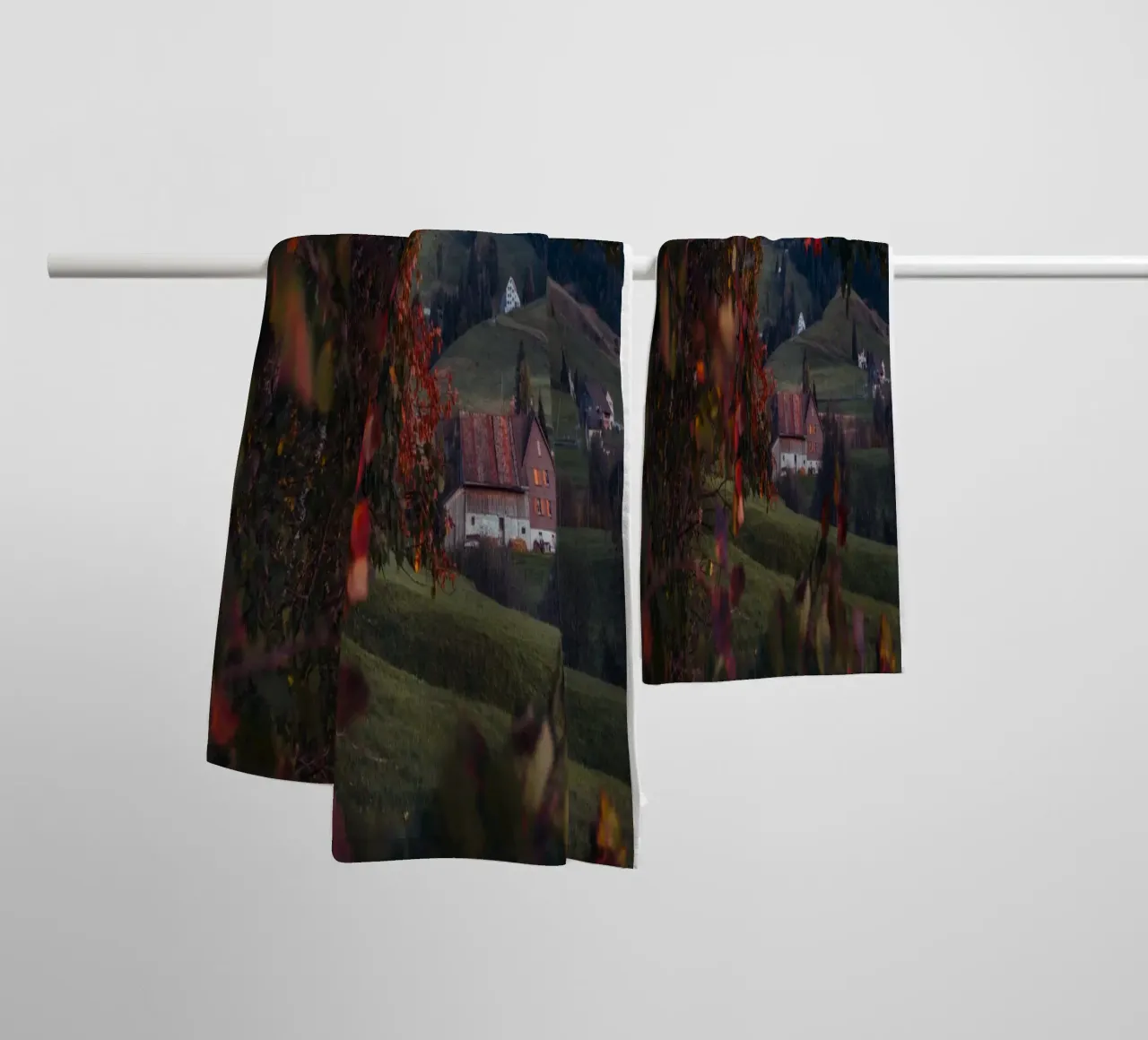 Fienile d'autunno in Svizzera asciugamano da bagno da mbgraphx2
