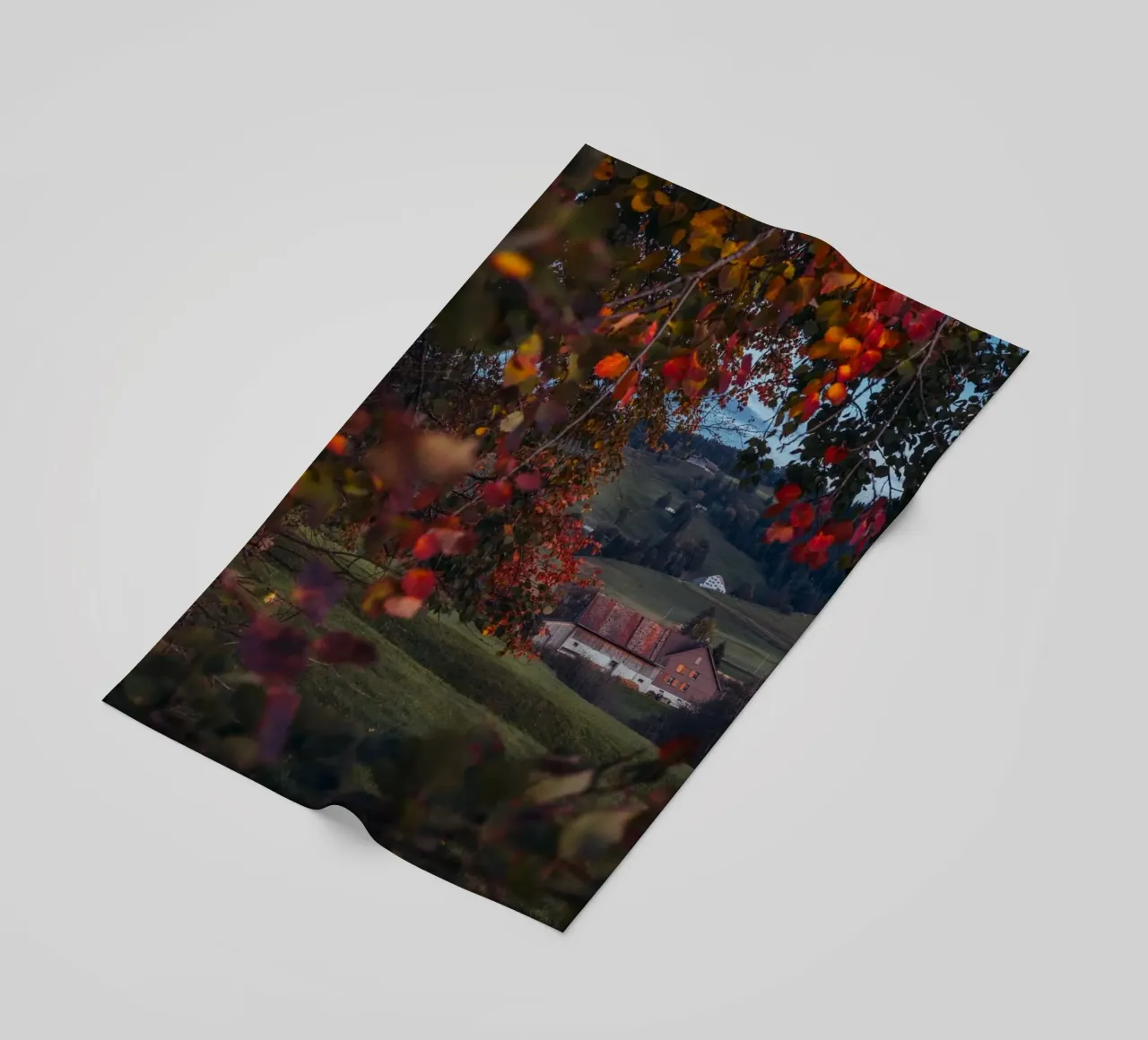 Herbstscheune in der Schweiz Strandtuch von mbgraphx2