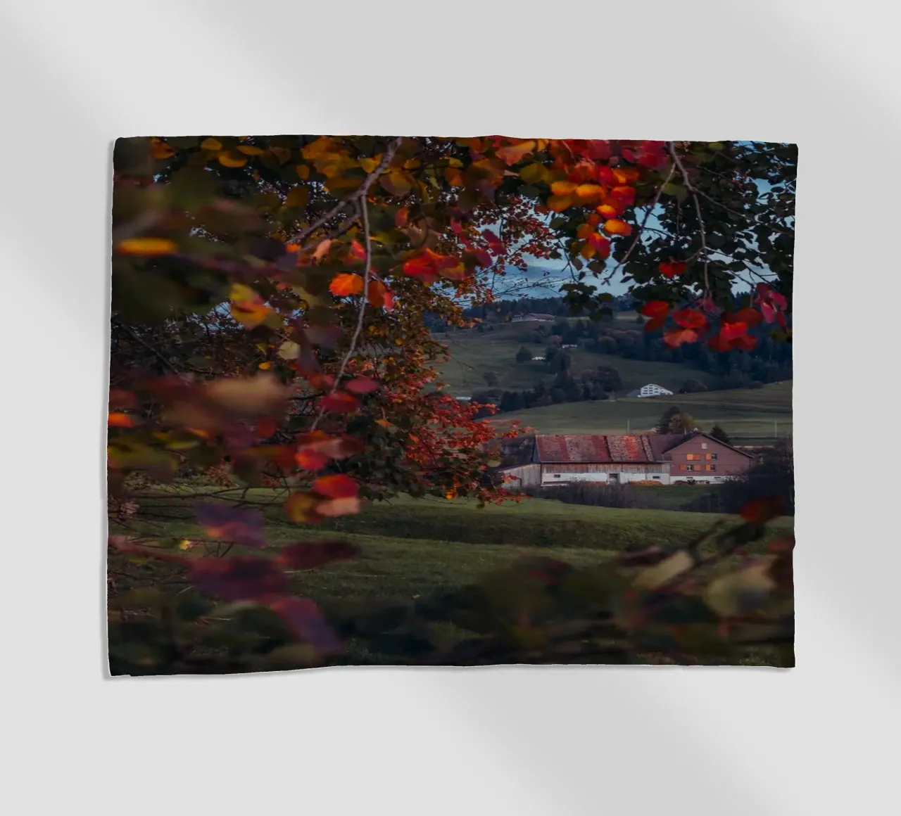 Herbstscheune in der Schweiz Strandtuch von mbgraphx2