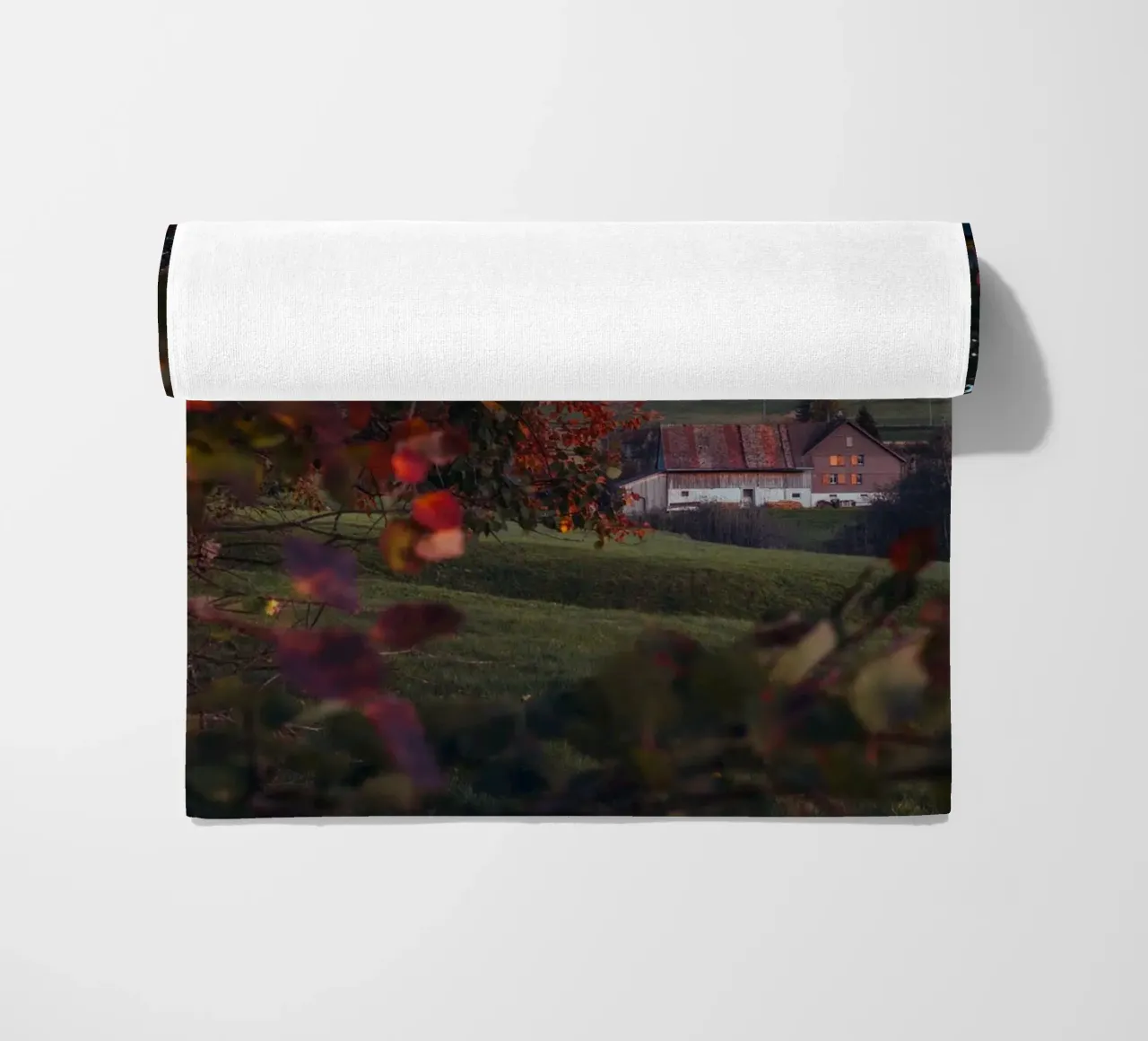 Herbstscheune in der Schweiz Strandtuch von mbgraphx2