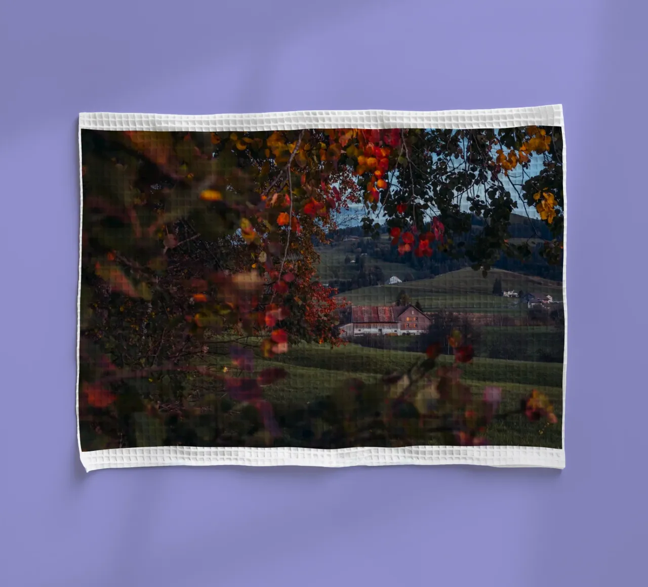 Herbstscheune in der Schweiz Geschirrtuch von mbgraphx2
