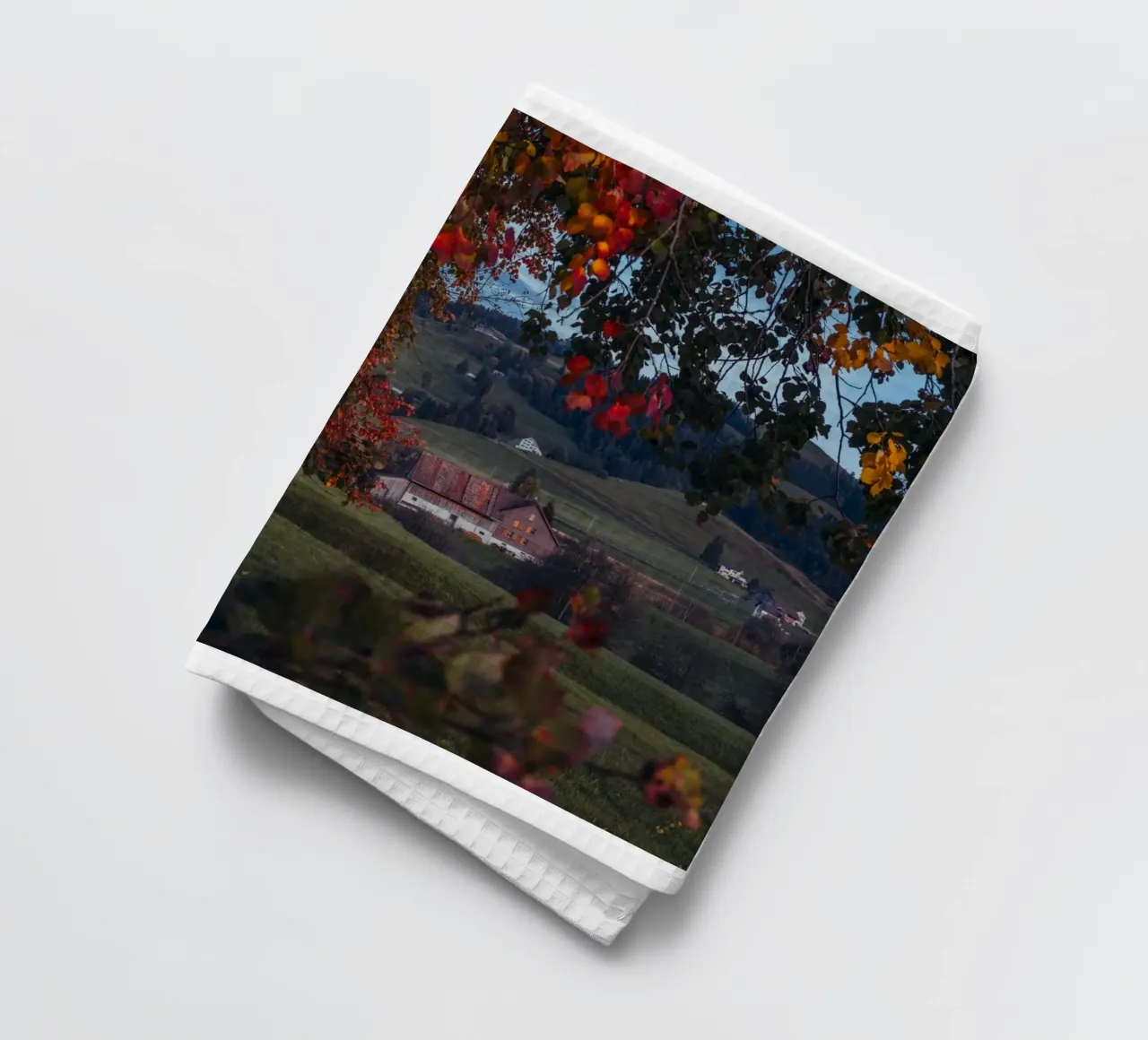 Herbstscheune in der Schweiz Geschirrtuch von mbgraphx2