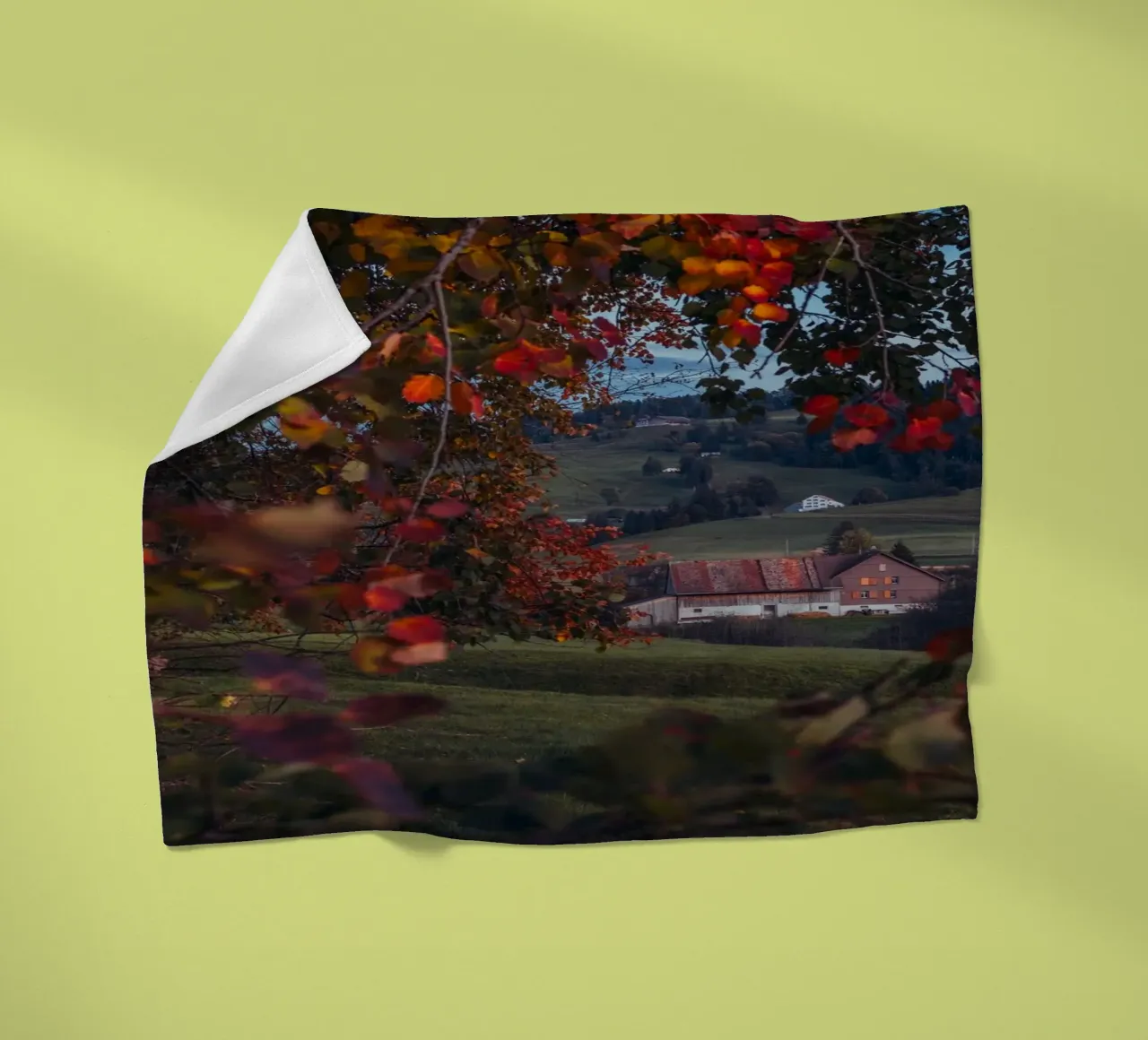 Herbstscheune in der Schweiz Fleecedecke von mbgraphx2