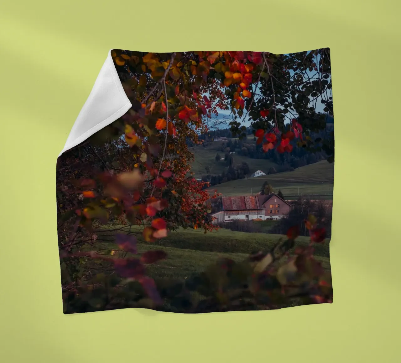 Herbstscheune in der Schweiz Fleecedecke von mbgraphx2