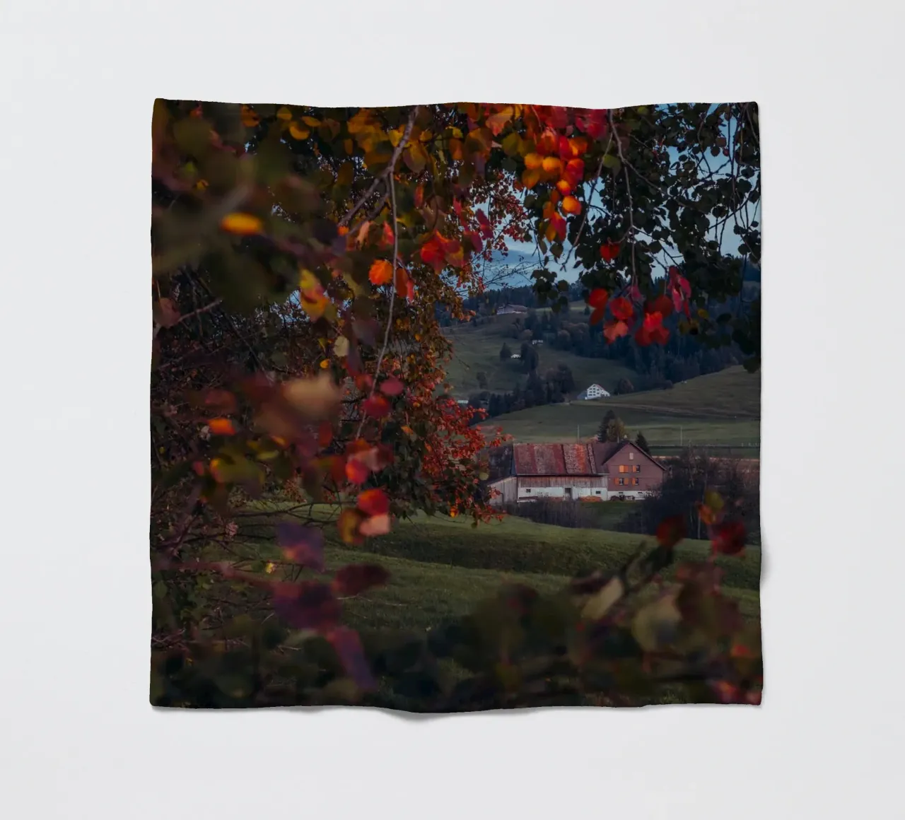 Herbstscheune in der Schweiz Fleecedecke von mbgraphx2