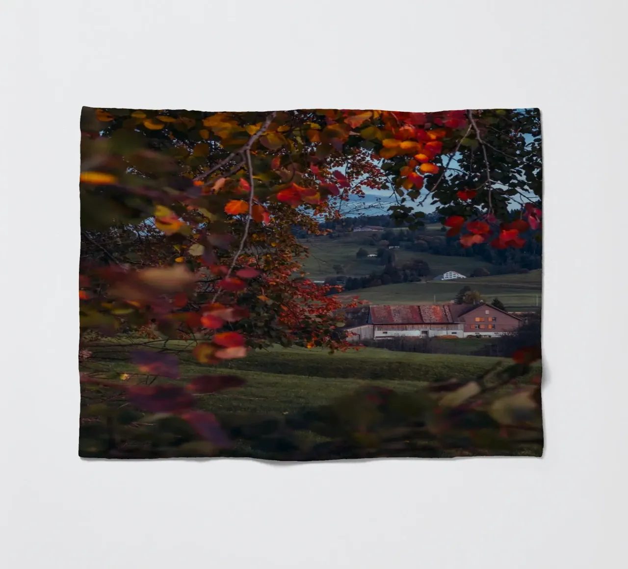 Herbstscheune in der Schweiz Fleecedecke von mbgraphx2