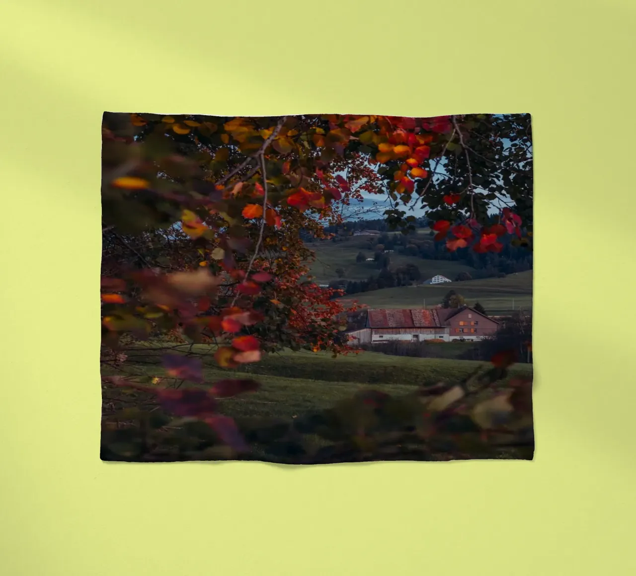 Herbstscheune in der Schweiz Fleecedecke von mbgraphx2