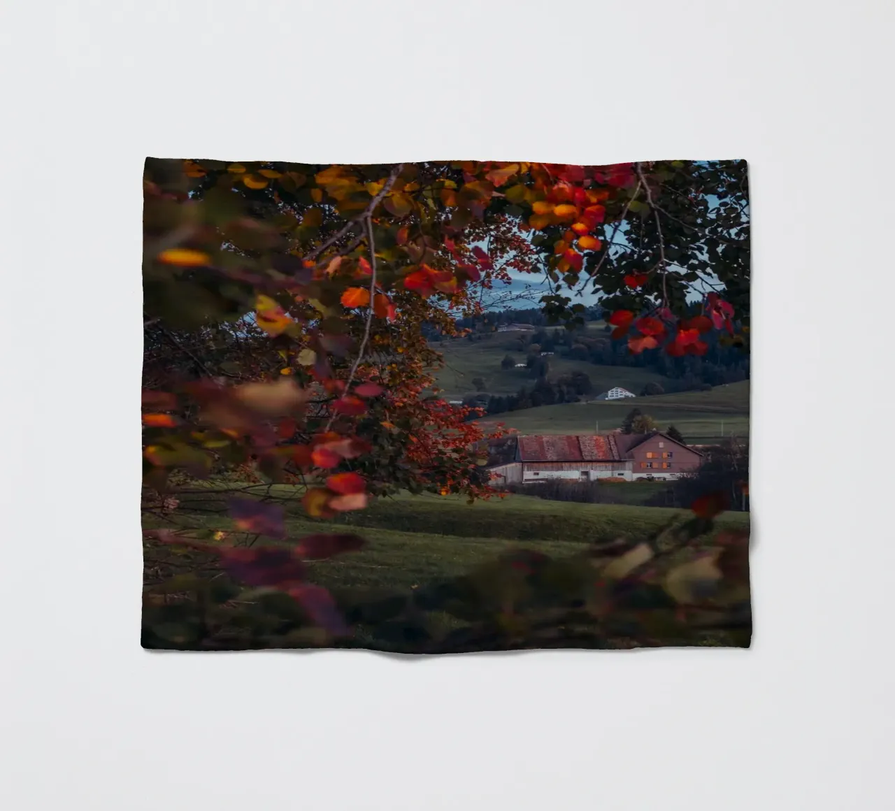 Herbstscheune in der Schweiz Fleecedecke von mbgraphx2