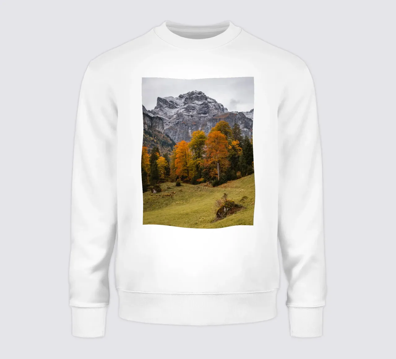 Herbst in den Bergen von Glarus, Schweiz Sweatshirt von mbgraphx2