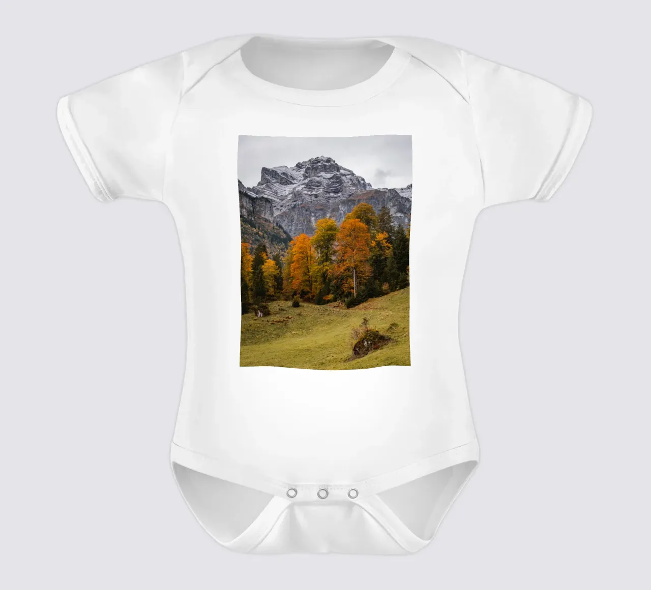 Herbst in den Bergen von Glarus, Schweiz Kurzarm Babybody von mbgraphx2