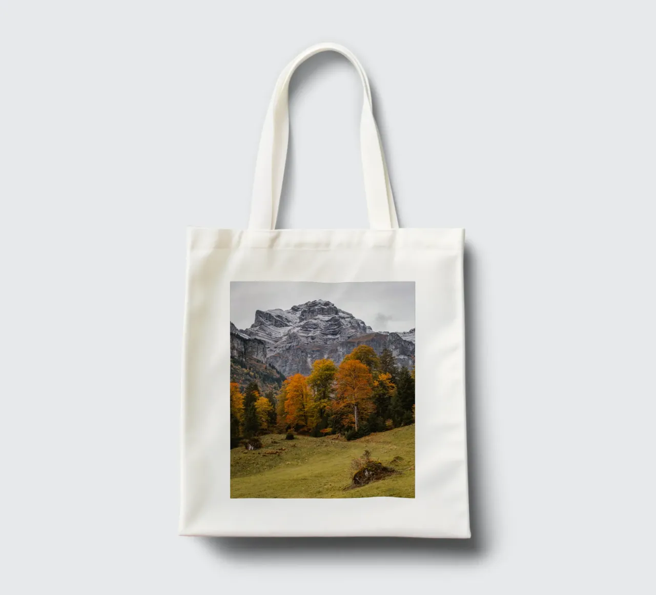 Herbst in den Bergen von Glarus, Schweiz Jutebeutel von mbgraphx2