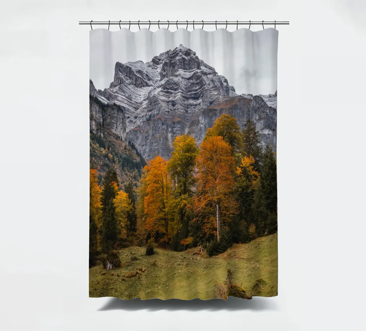 Herbst in den Bergen von Glarus, Schweiz Duschvorhang von mbgraphx2