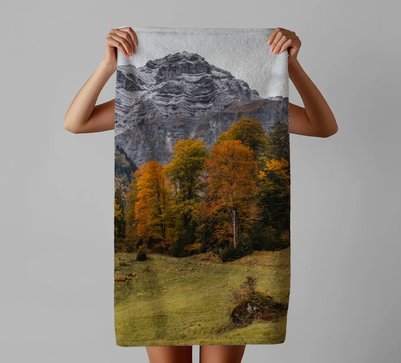 Herbst in den Bergen von Glarus, Schweiz Handtuch von mbgraphx2