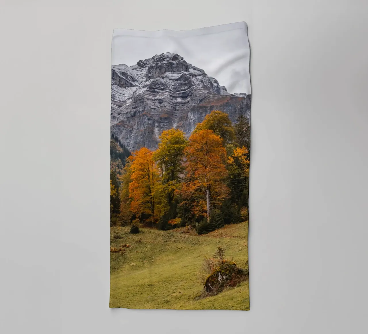 Herbst in den Bergen von Glarus, Schweiz Handtuch von mbgraphx2