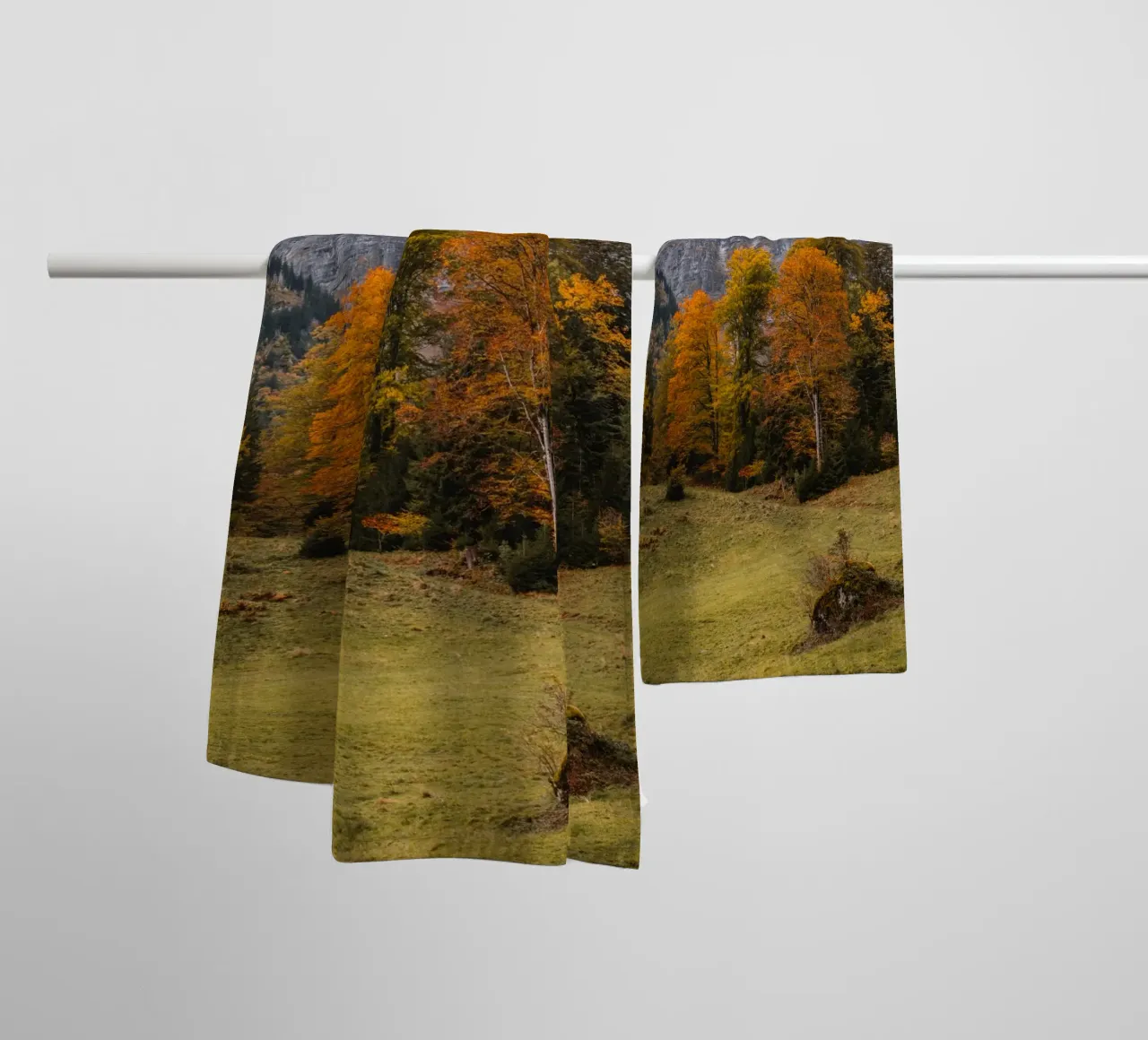 Herbst in den Bergen von Glarus, Schweiz Handtuch von mbgraphx2