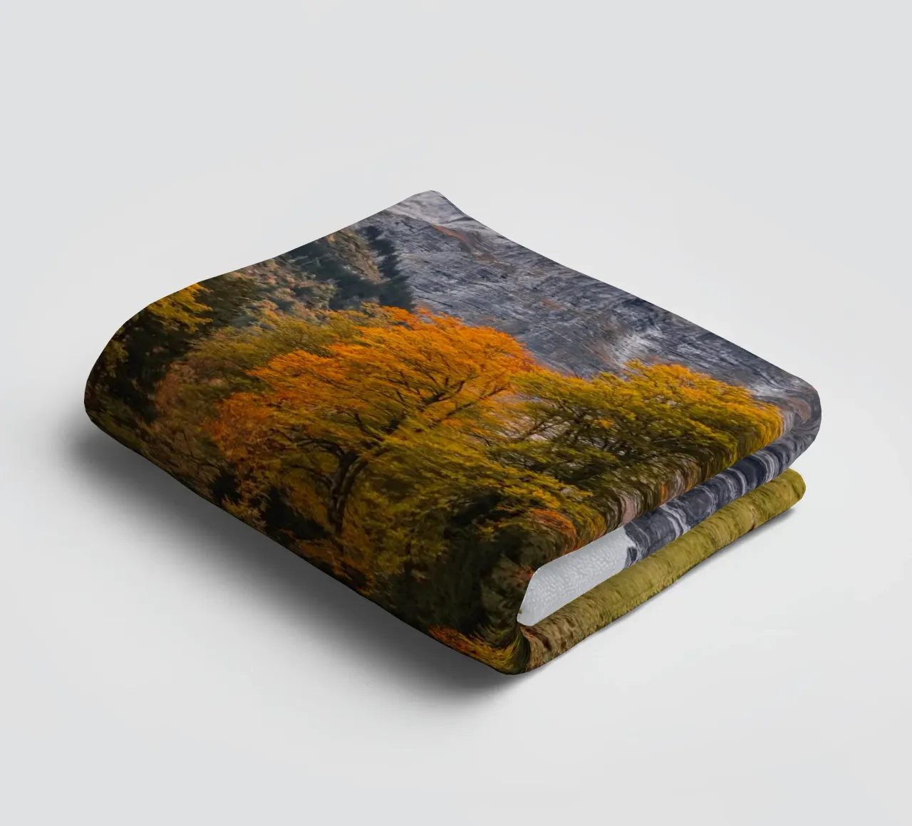 Herbst in den Bergen von Glarus, Schweiz Handtuch von mbgraphx2