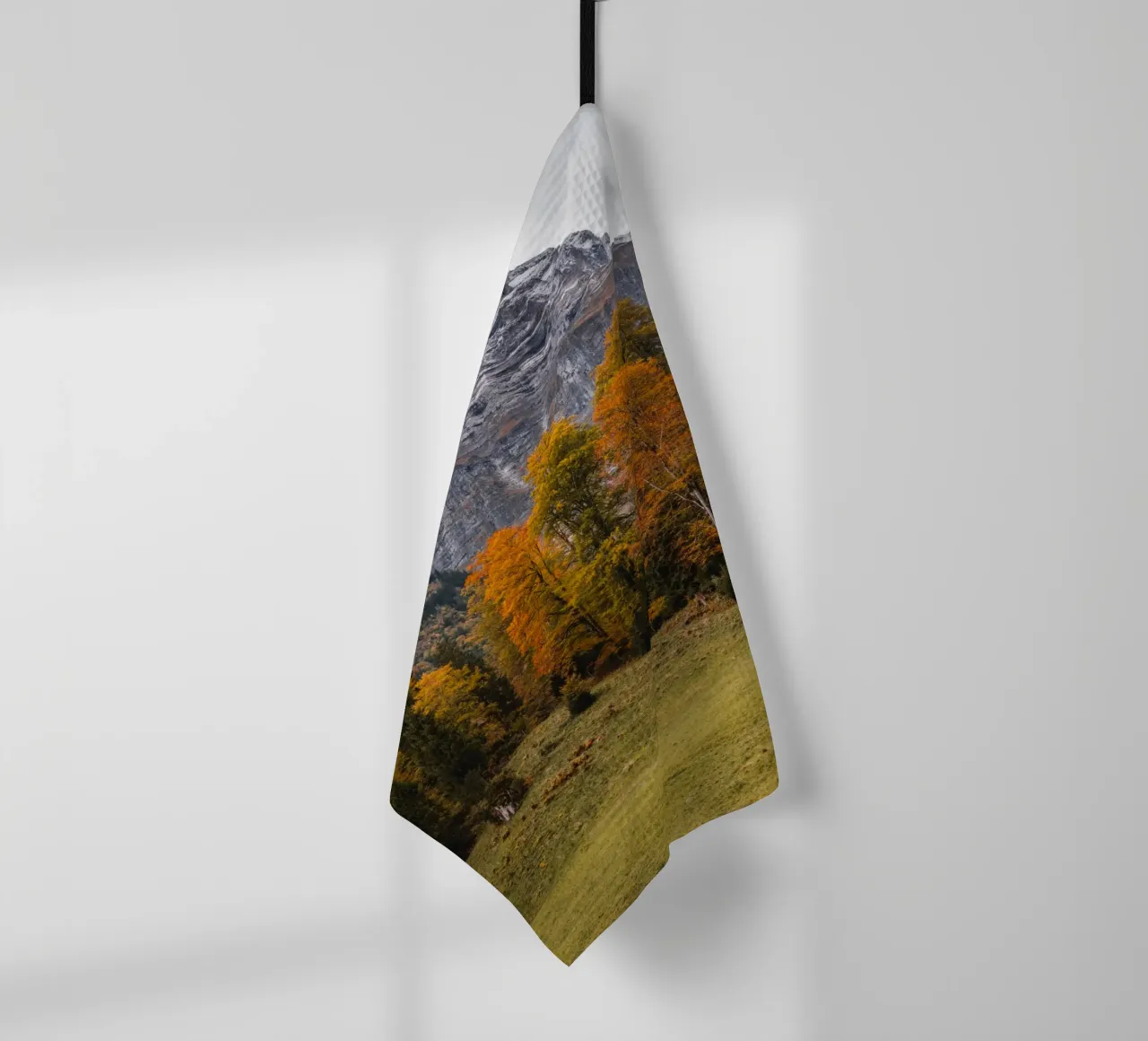 Herbst in den Bergen von Glarus, Schweiz Geschirrtuch von mbgraphx2