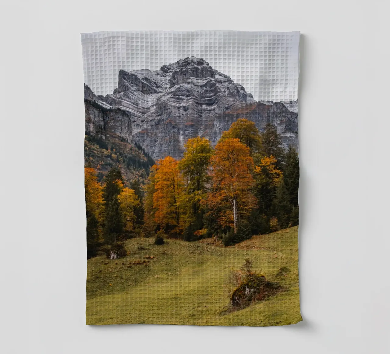 Herbst in den Bergen von Glarus, Schweiz Geschirrtuch von mbgraphx2