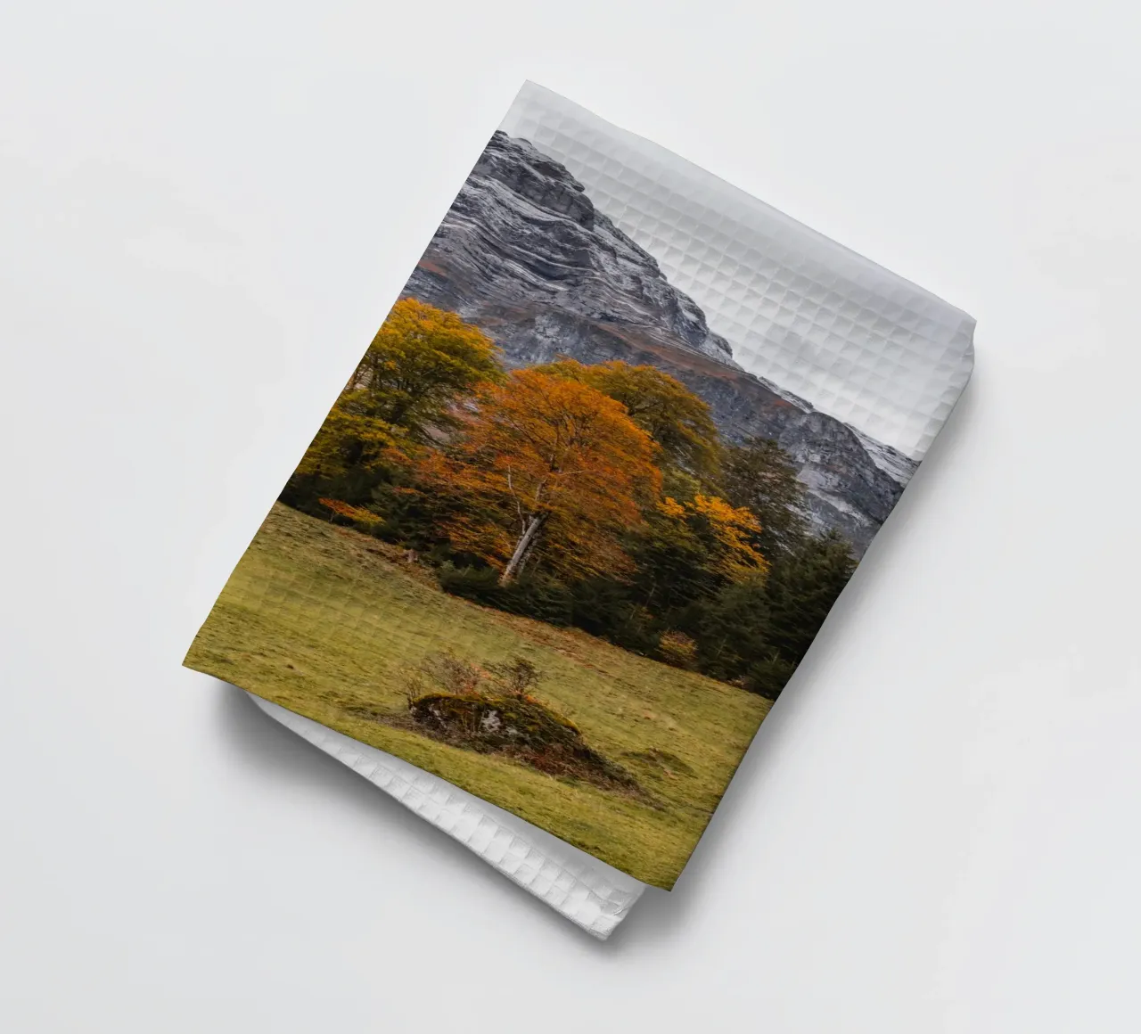 Herbst in den Bergen von Glarus, Schweiz Geschirrtuch von mbgraphx2
