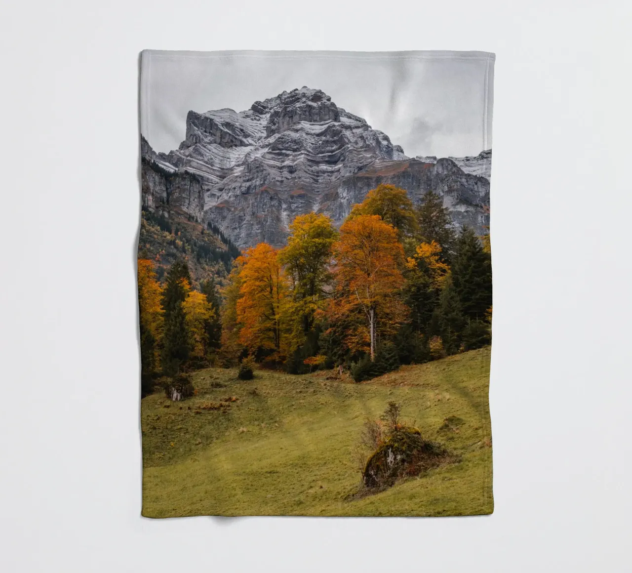 Herbst in den Bergen von Glarus, Schweiz Fleecedecke von mbgraphx2