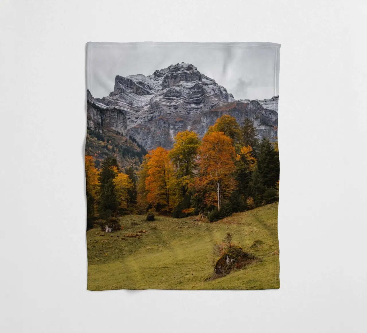 Herbst in den Bergen von Glarus, Schweiz Fleecedecke von mbgraphx2