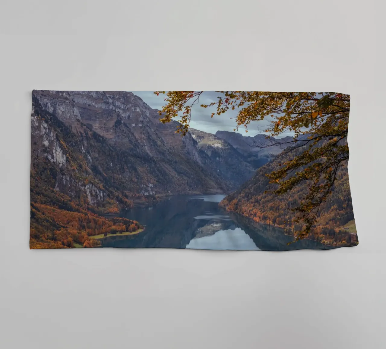 Herbstlicher Bergsee in der Schweiz Handtuch von mbgraphx2