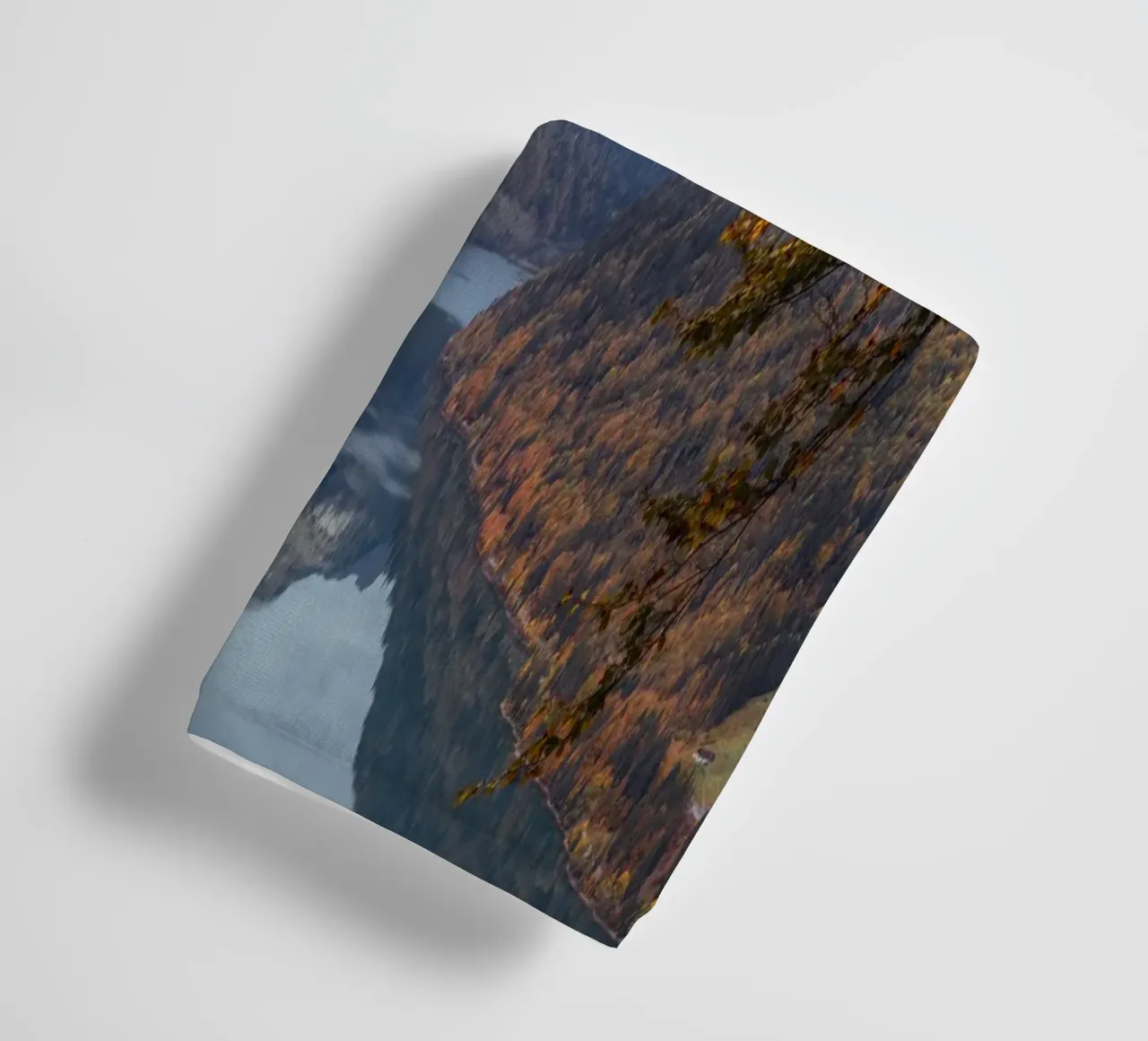 Herbstlicher Bergsee in der Schweiz Handtuch von mbgraphx2