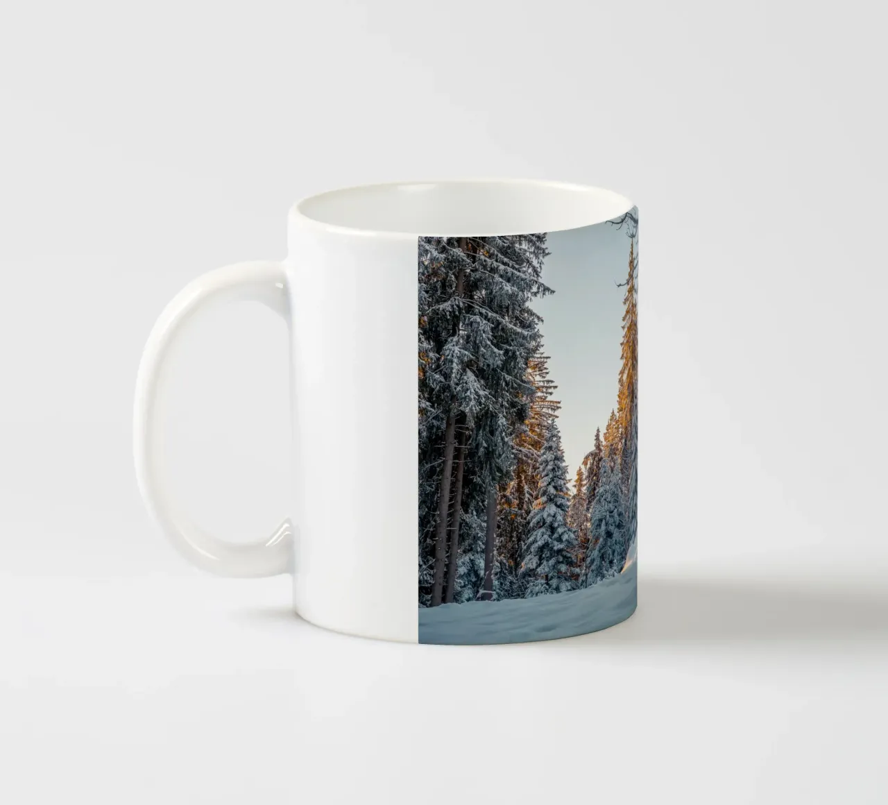 Il paese delle meraviglie d'inverno in Svizzera tazza in ceramica da mbgraphx2