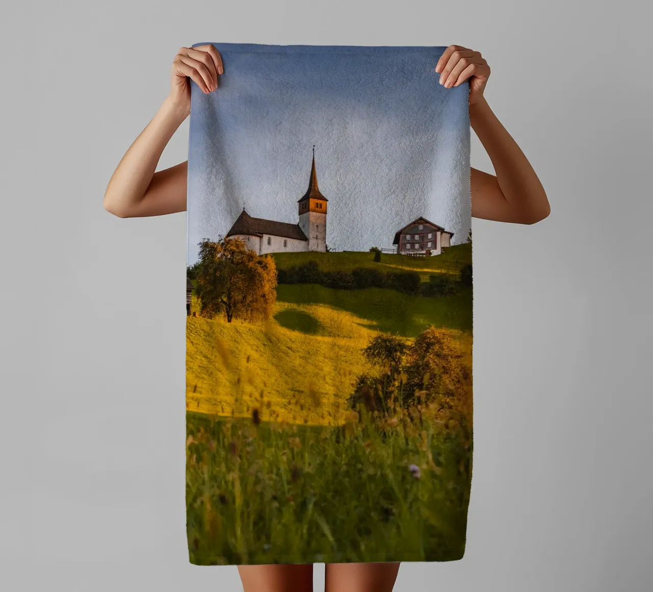 Serene kapel zonsondergang in Zwitserland badhanddoek van mbgraphx2