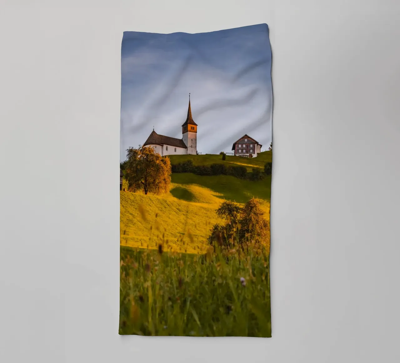 Serene kapel zonsondergang in Zwitserland badhanddoek van mbgraphx2