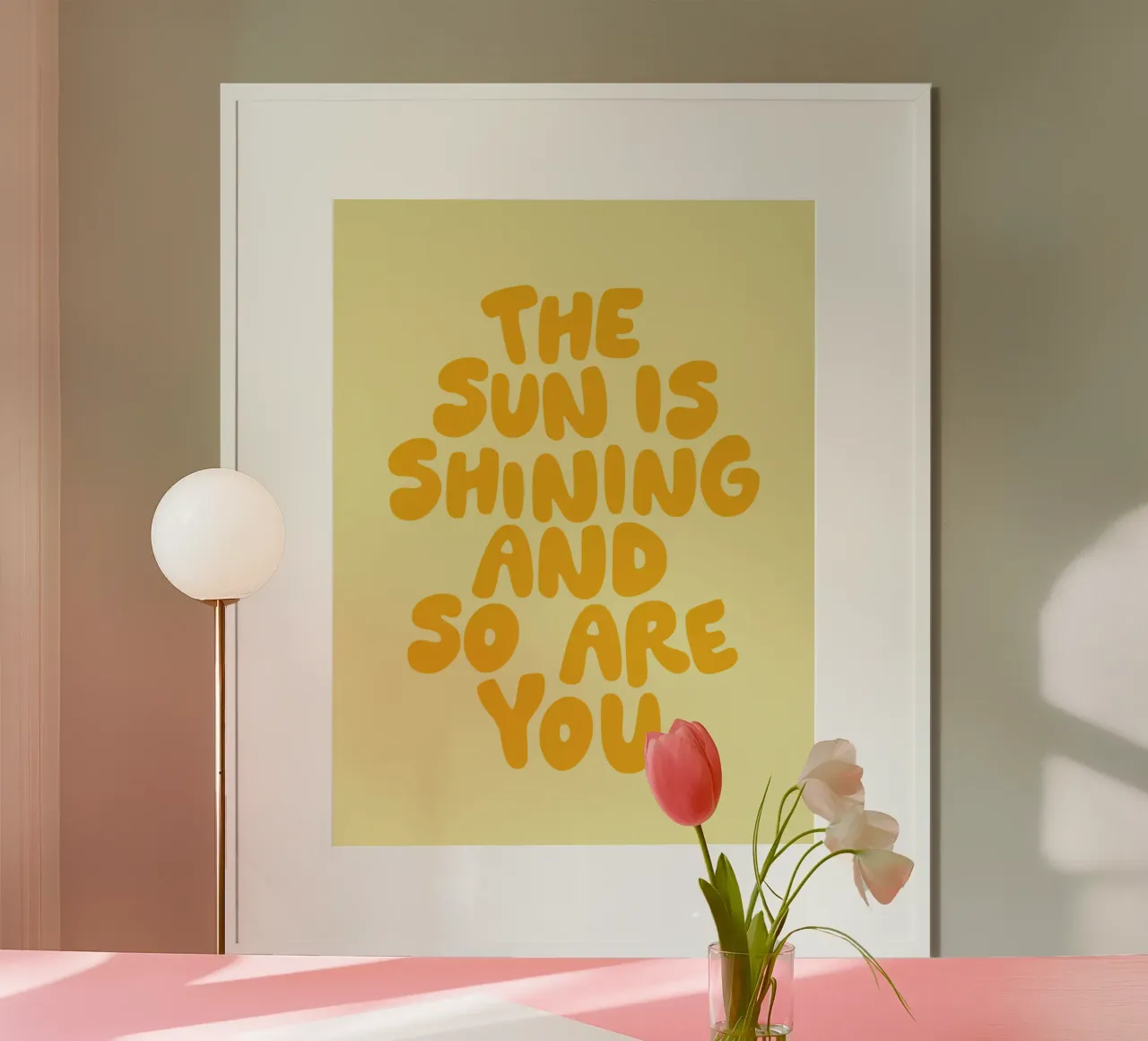Il sole splende e anche voi poster con telaio in legno da THE MOTIVATED TYPE