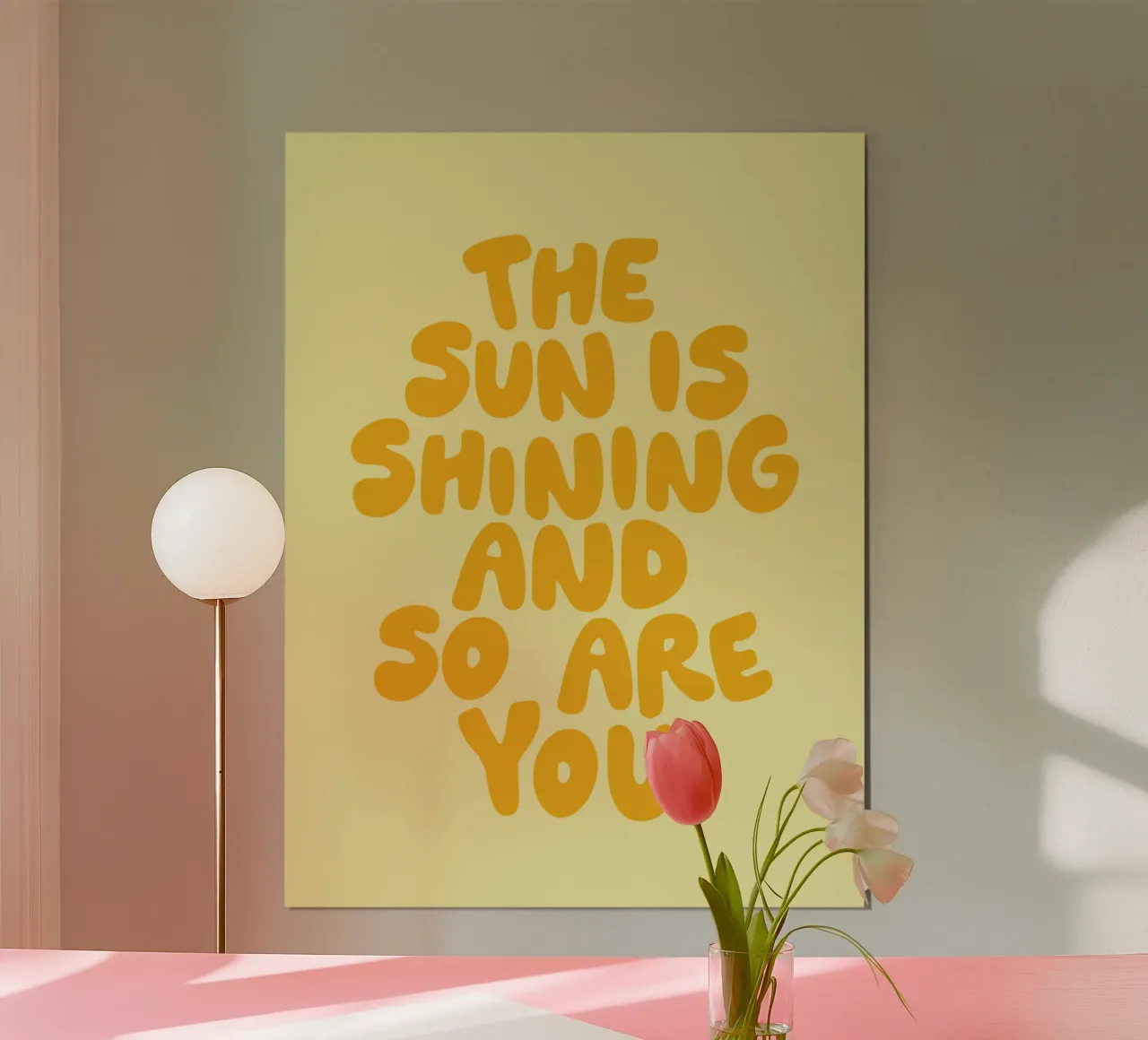 Il sole splende e anche voi poster con telaio in legno da THE MOTIVATED TYPE