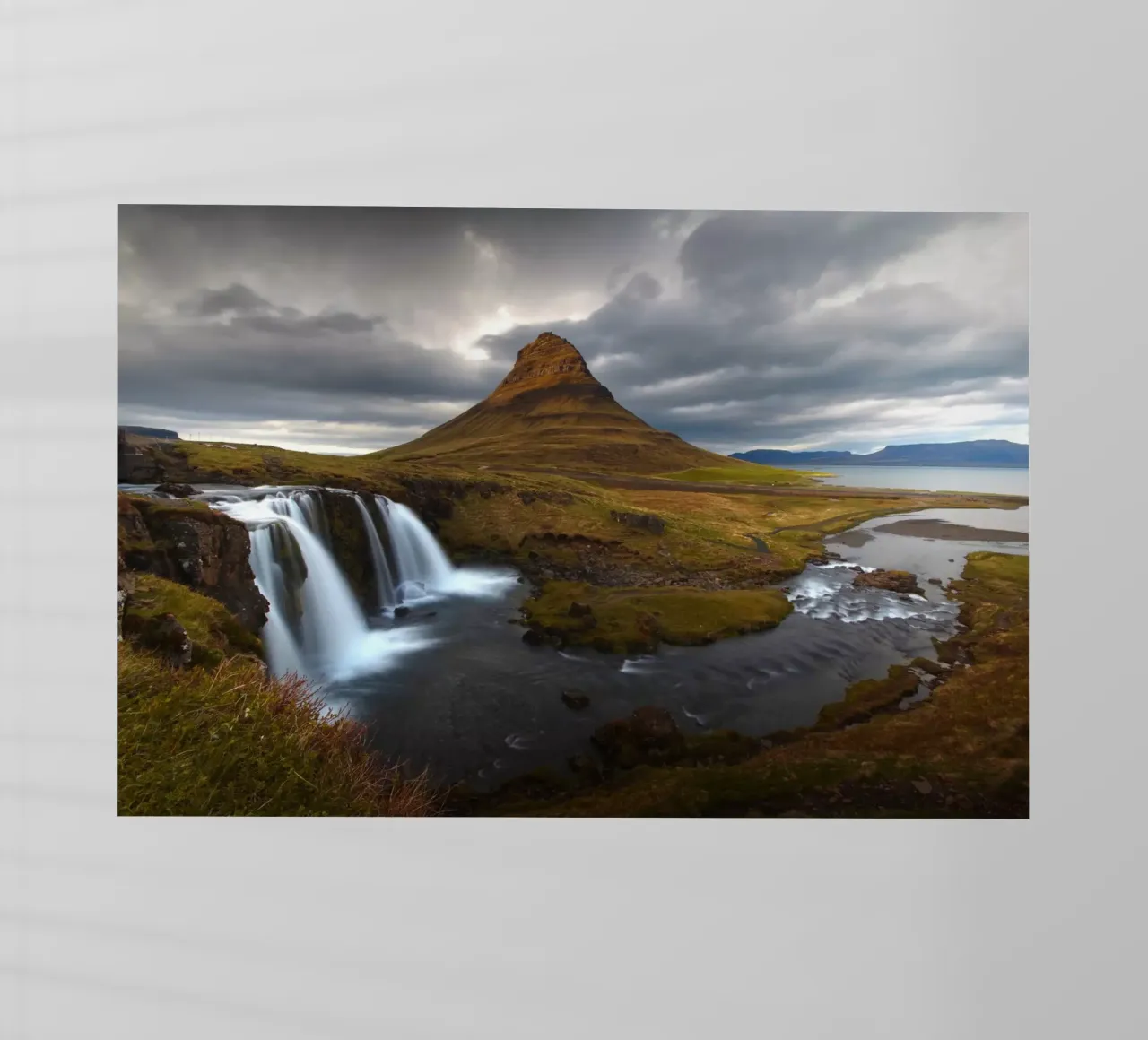 Waterfall and famous mountain in Iceland pellicola backlit da Fjöllart