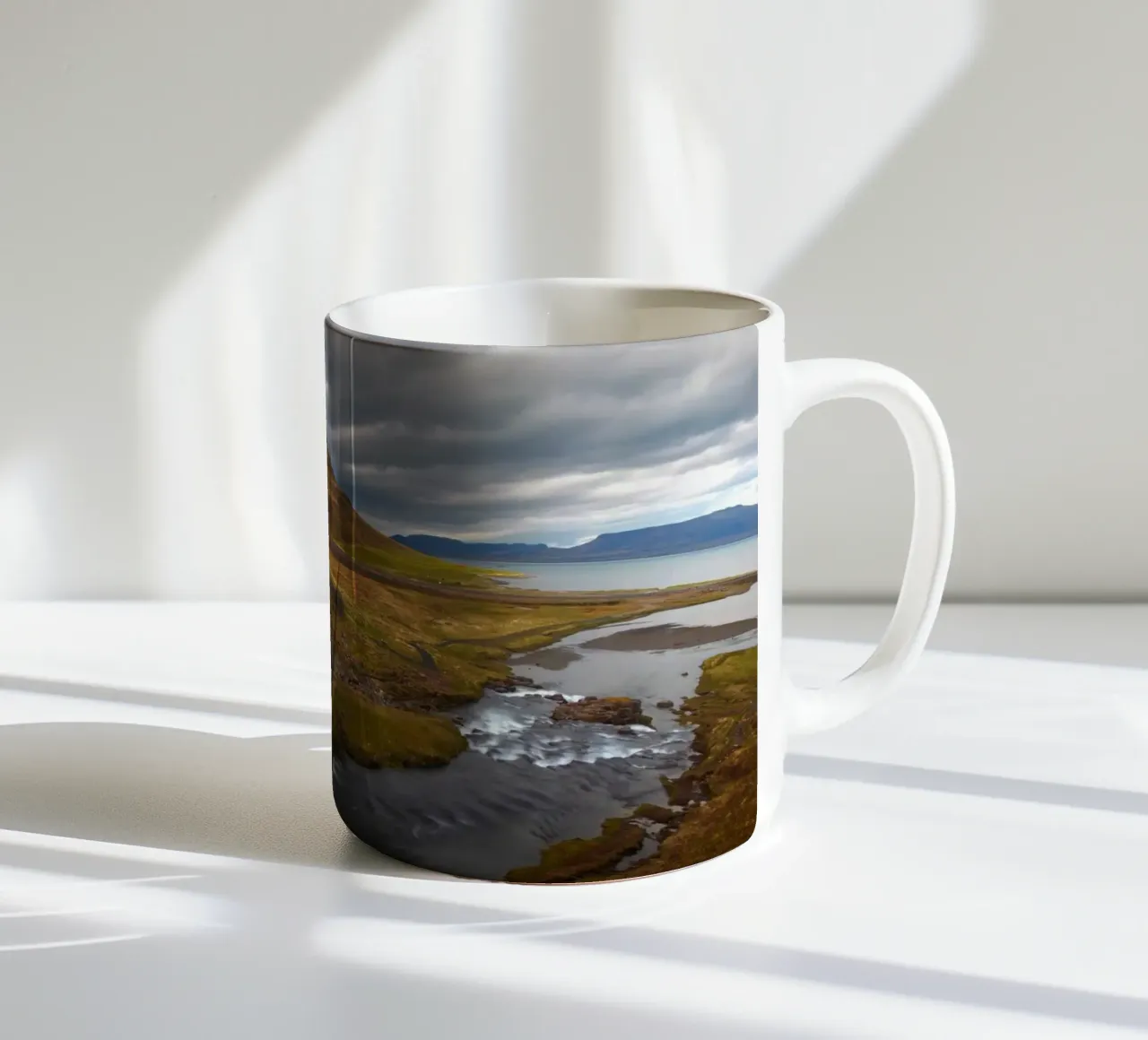 Waterfall and famous mountain in Iceland tazza in ceramica da Fjöllart