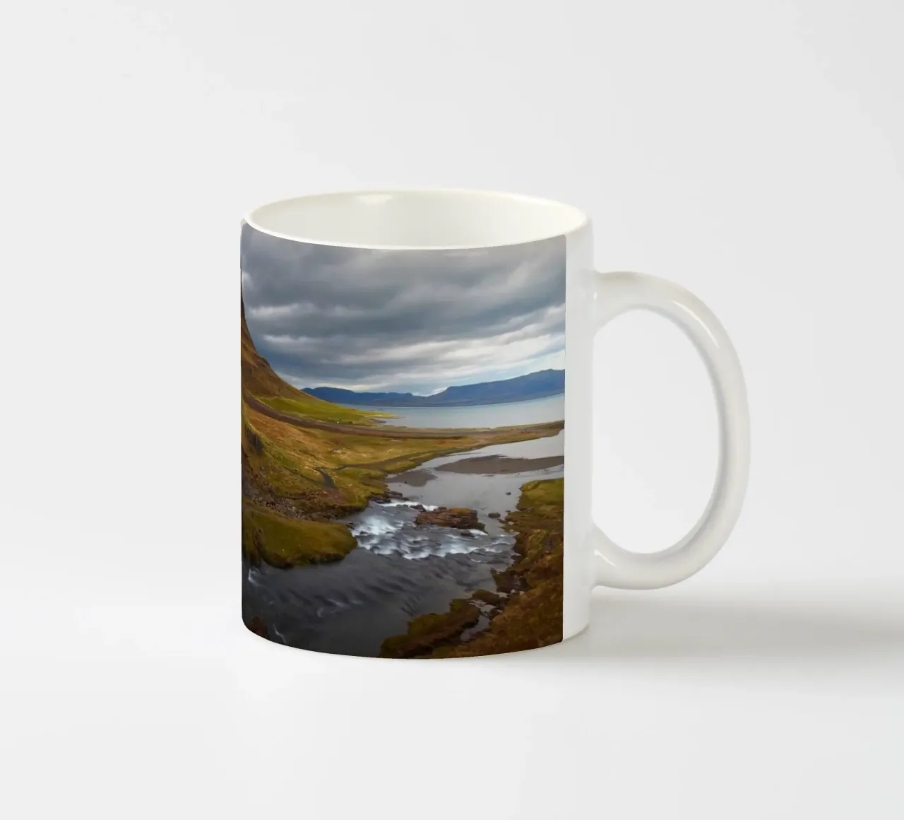 Waterfall and famous mountain in Iceland tazza in ceramica da Fjöllart
