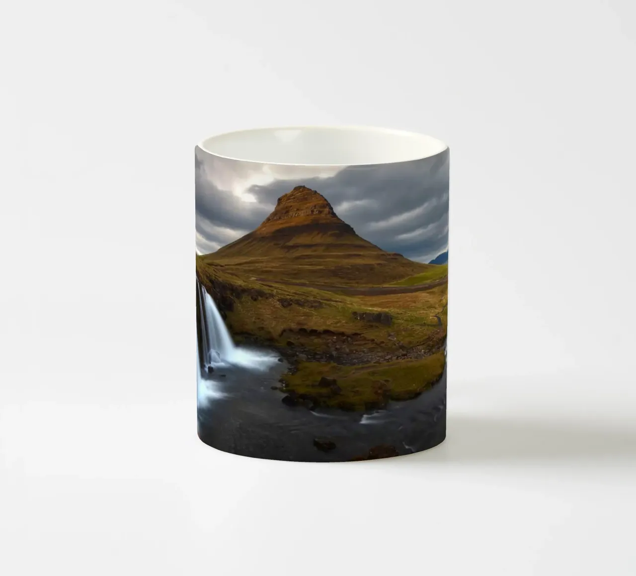 Waterfall and famous mountain in Iceland tazza in ceramica da Fjöllart