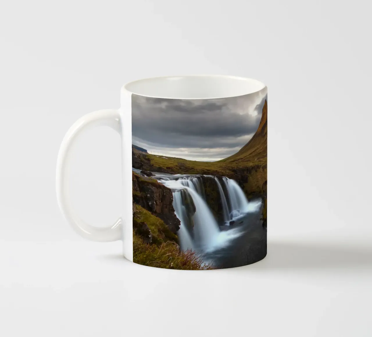 Waterfall and famous mountain in Iceland tazza in ceramica da Fjöllart