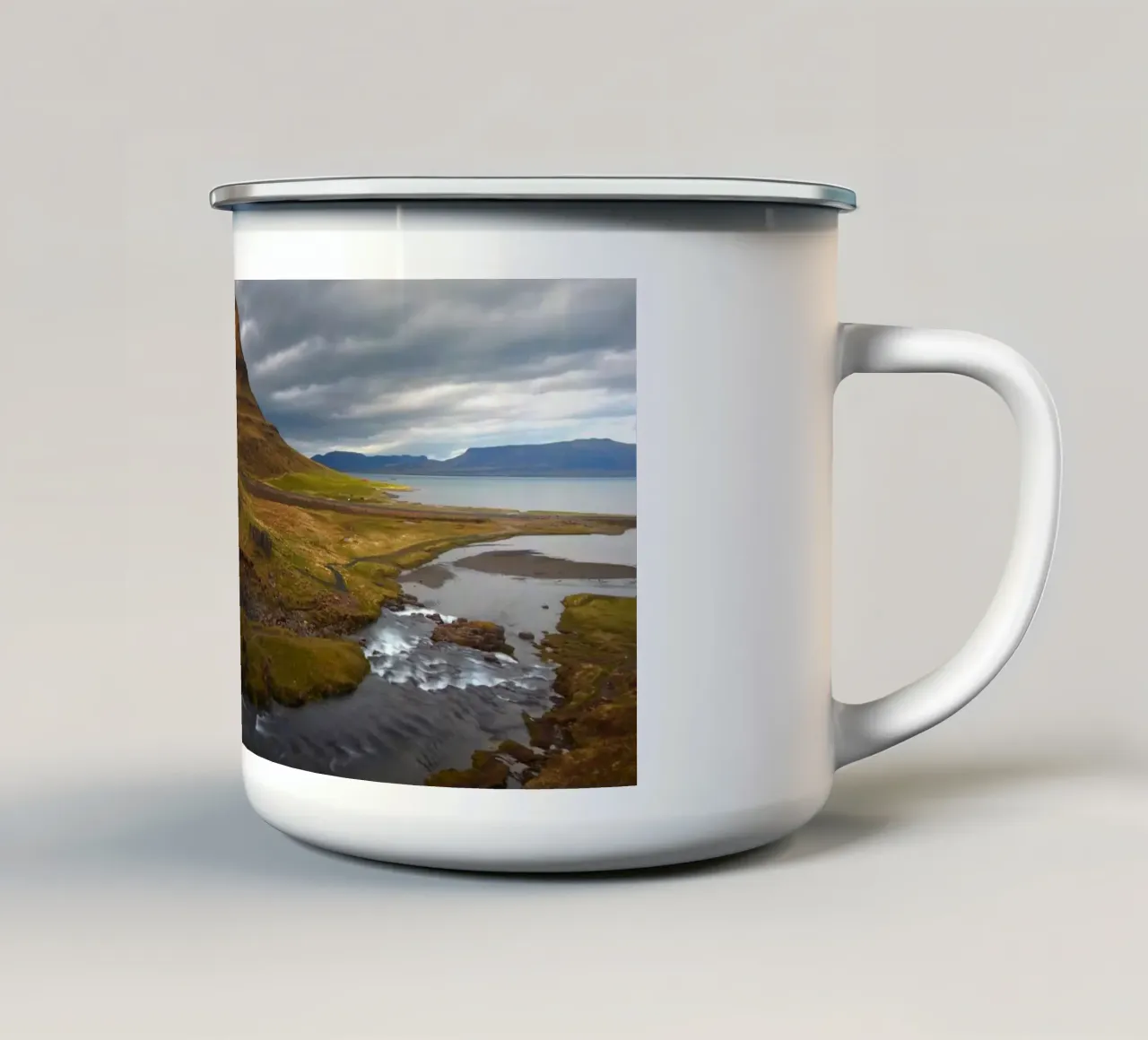 Waterfall and famous mountain in Iceland tazza in smalto da Fjöllart