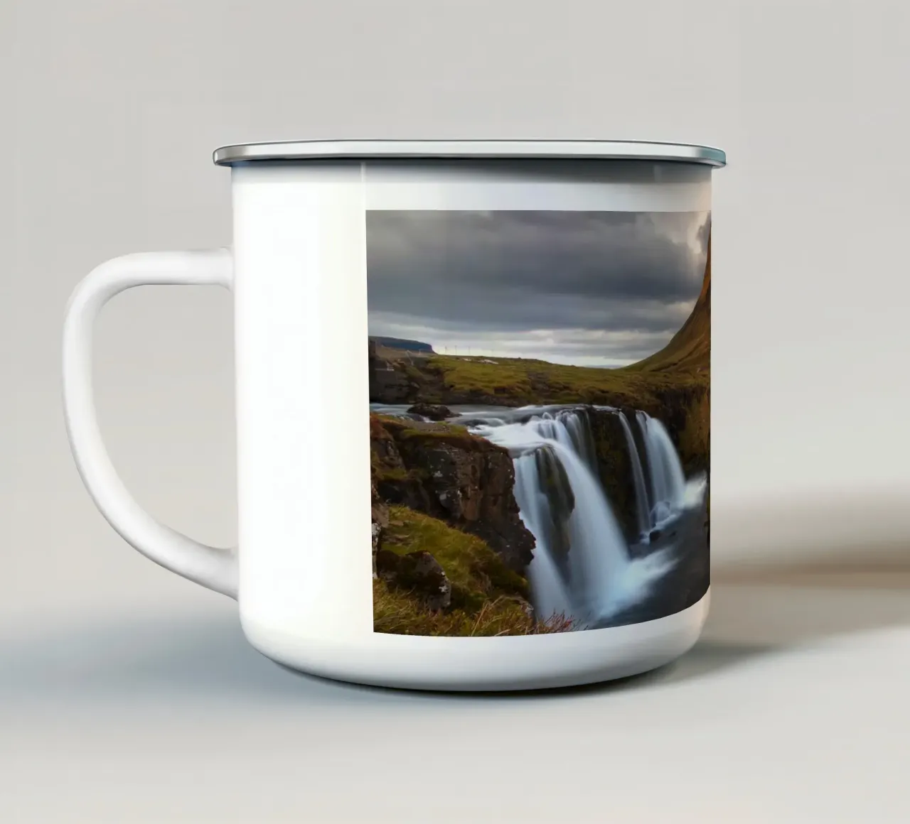 Waterfall and famous mountain in Iceland tazza in smalto da Fjöllart