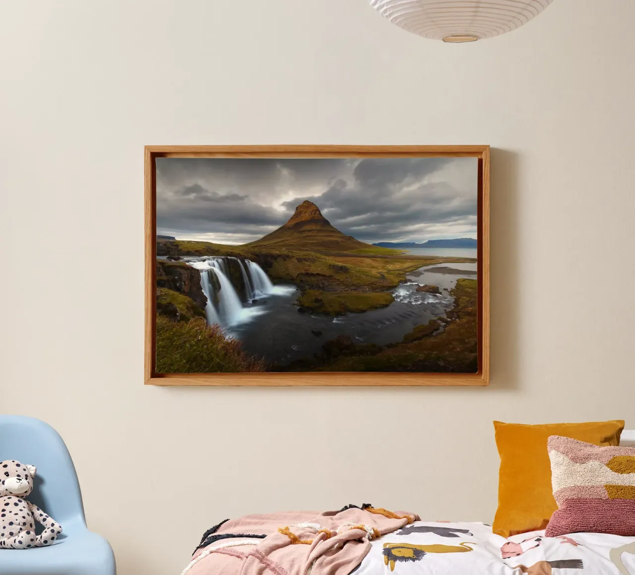 Waterfall and famous mountain in Iceland tela con Cornice a cassetta da Fjöllart