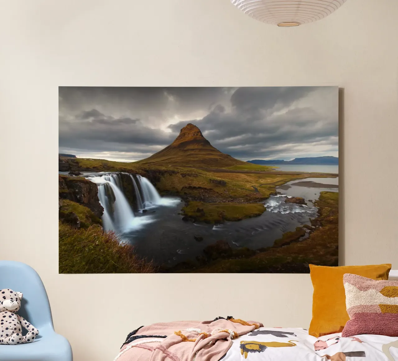 Waterfall and famous mountain in Iceland tela con Cornice a cassetta da Fjöllart