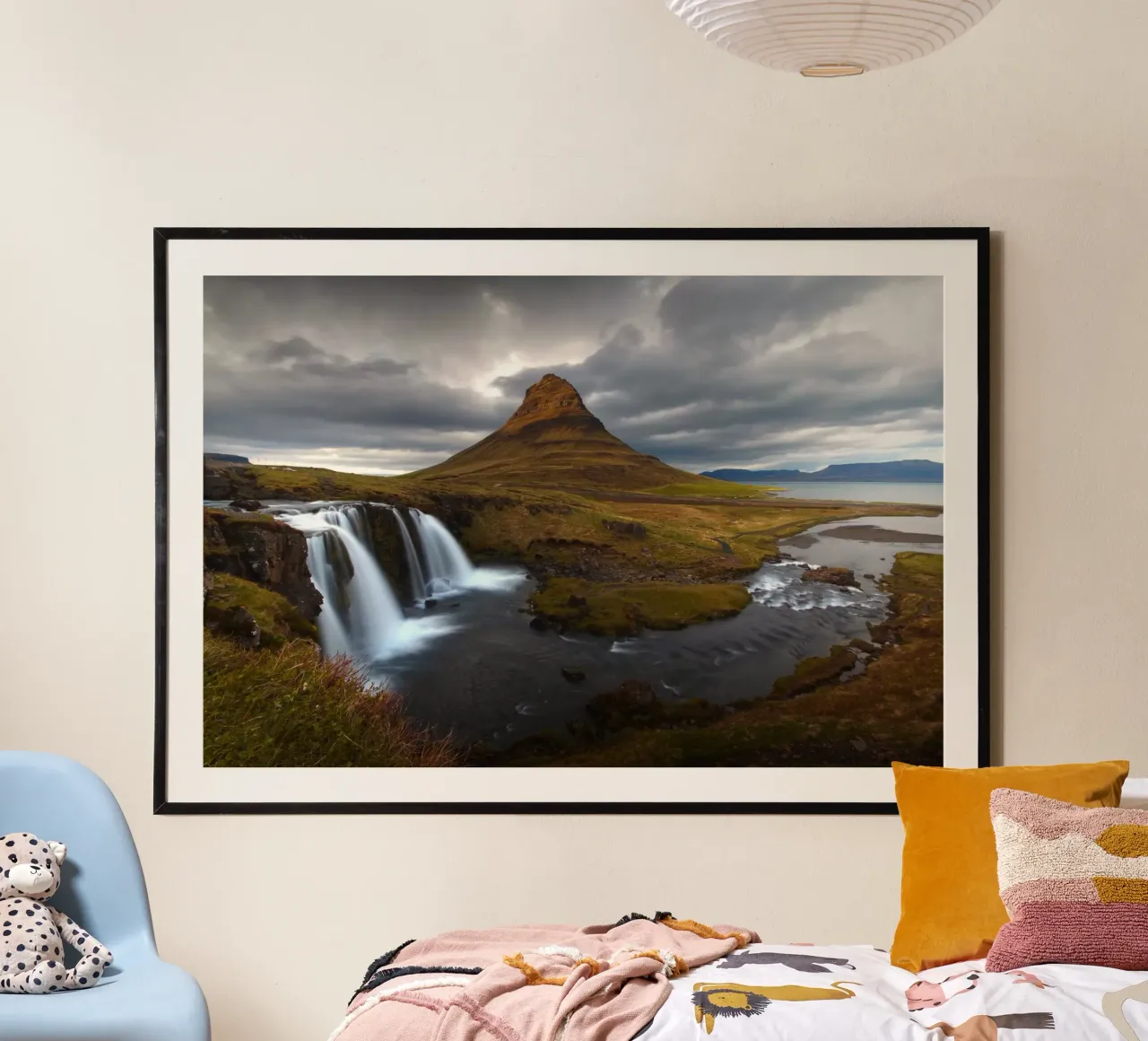 Waterfall and famous mountain in Iceland hahnemühle de Fjöllart