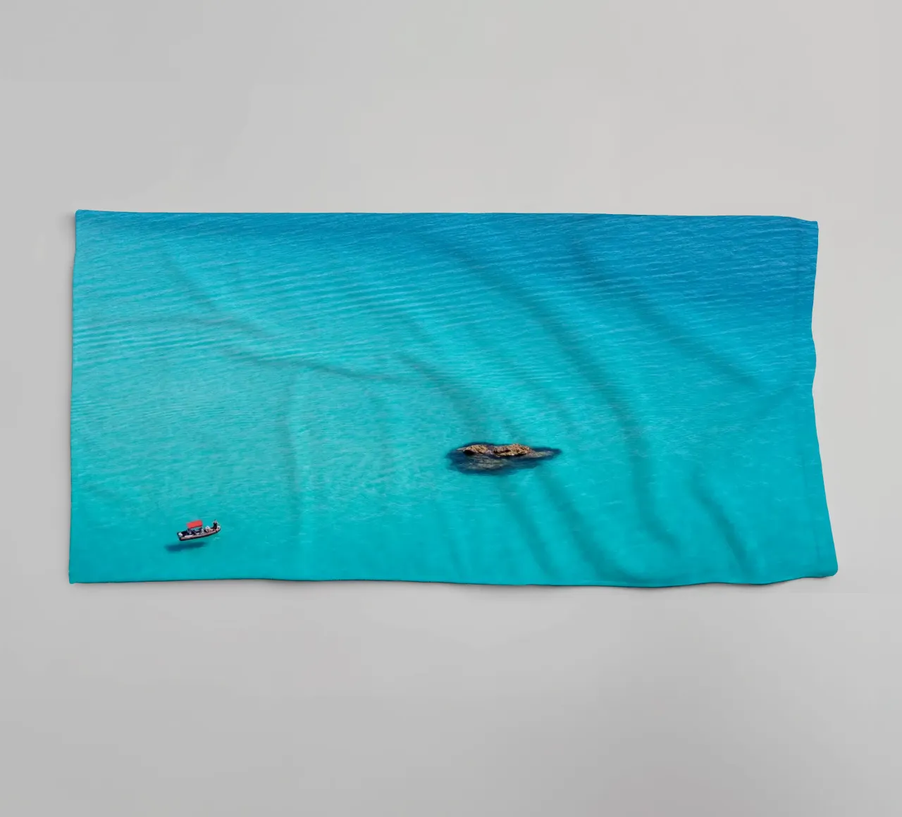 Sailing on the Mediterranean Sea asciugamano da bagno da photolovers